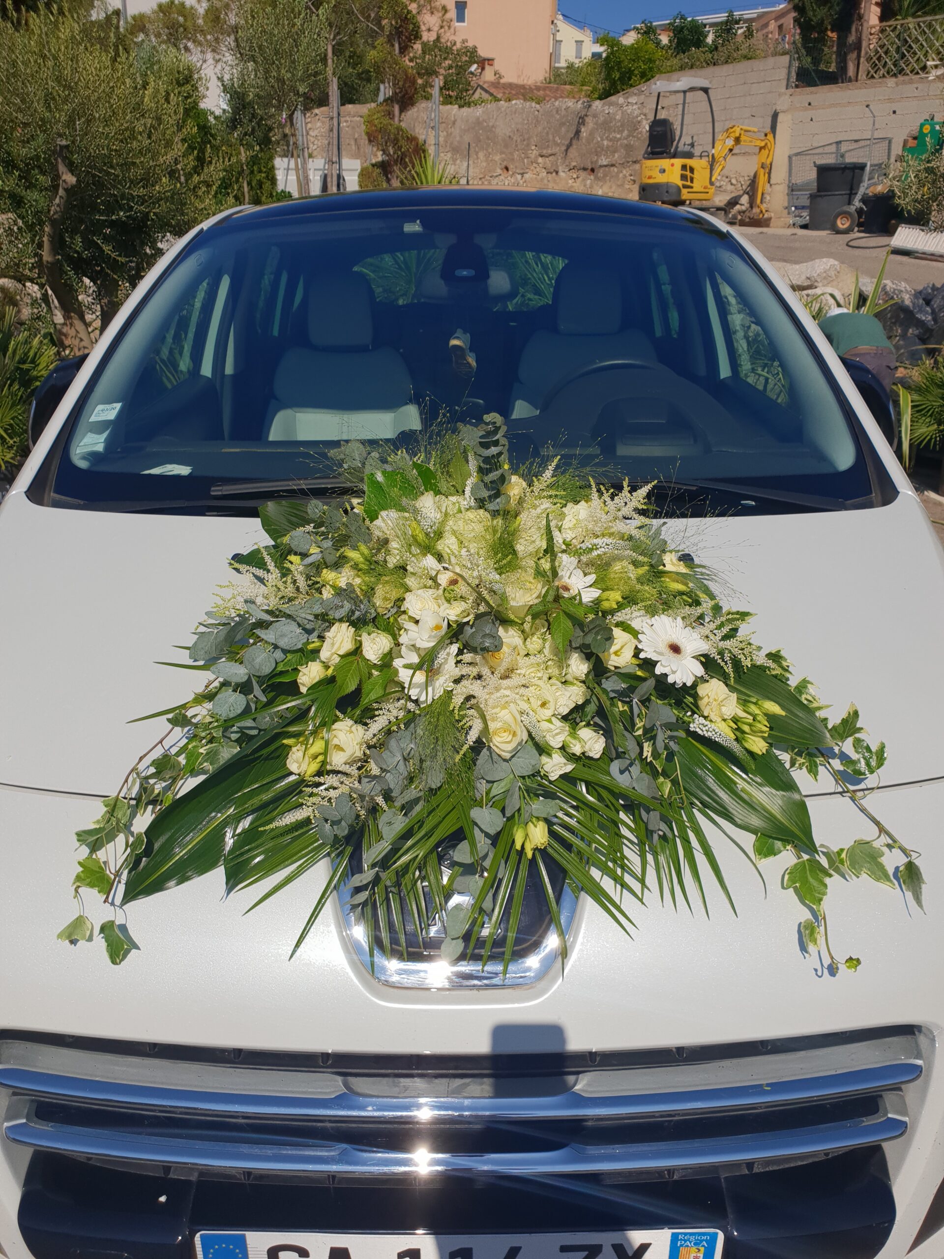 La décoration florale personnalisée de la voiture des mariés Marseille