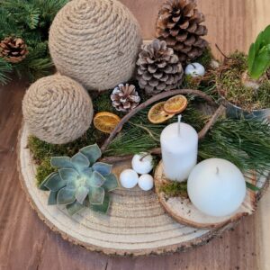 Centre de table avec pignes de pin et bougies