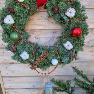 Couronne de Noël devant de porte avec cloche