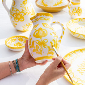 CRUCHE-VASE-JAUNE-MAIN-FLEURISTE-ROUBAUD-13008-MARSEILLE